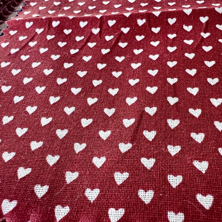 Stoffdeckchen 12 x 12 cm rot mit weißen Herzchen - 100 St. per Pack